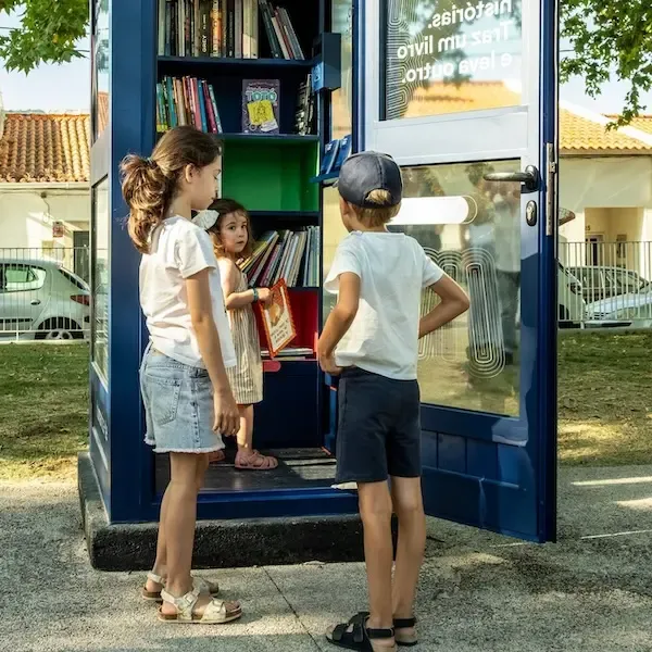 Meninos na cabine de leitura de benavente